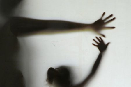 Silhueta de mãe e filha em imagem ilustrativa sobre abuso de menores, adolescentes crianças enteada - Metrópoles