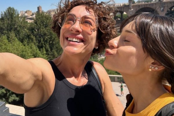 Valentina e Cynthia Benini se divertem durante passeio - Metrópoles