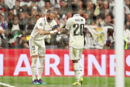Imagem colorida de Benzema cumprimentando Vini Jr - Metrópoles