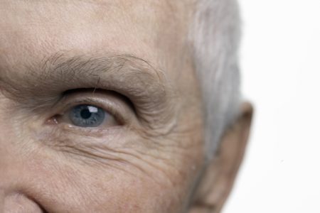 Homem idoso, close-up dos olhos azuis - Metrópoles - declínio cognitivo