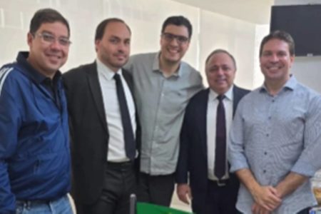 Foto colorida de evento em que candidatura de Alexandre Ramagem para prefeitura do Rio é oficializada - Metrópoles