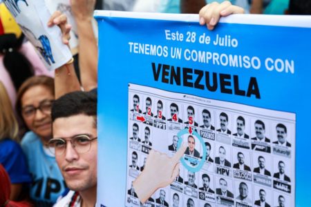 Imagem colorida de poster sobre eleições na Venezuela - Metrópoles