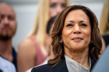 Imagem colorida de Kamala Harris - Metrópoles