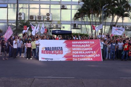 Imagem colorida de servidores durante protesto - Metrópoles