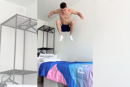 Atleta testando cama antissexo - Metrópoles