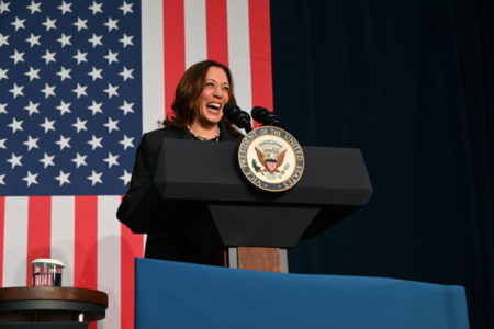 Imagem colorida de Kamala Harris - Metrópoles