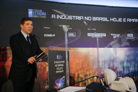 Imagem colorida mostra presidente da Fiesp em abertura de evento sobre indústria no Brasil - Metrópoles