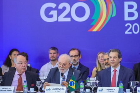 Imagem colorida com logo do G20 atrás. Na frente, o ministro Mauro Vieira, o presidente Lula e o ministro Fernando Haddad - Metrópoles