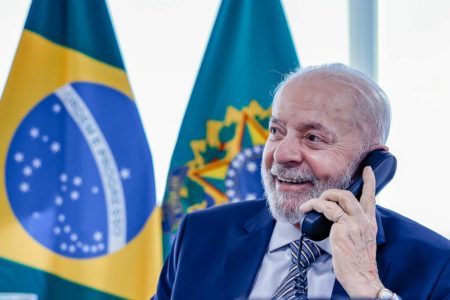 Presidente Lula ao telefone - Metrópoles