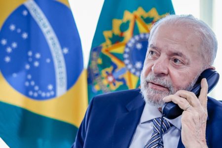 Presidente Lula ao telefone - Metrópoles