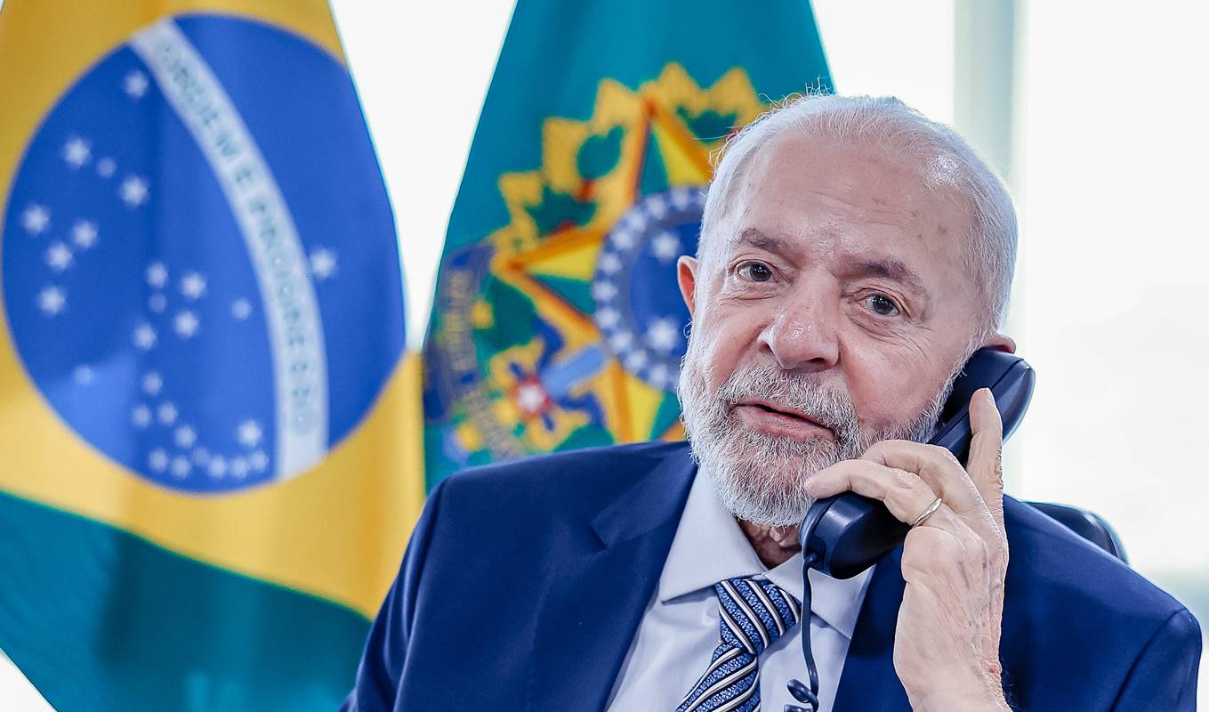 Presidente Lula ao telefone - Metrópoles