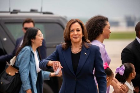 imagem colorida. Kamala Harris indo para Wisconsin