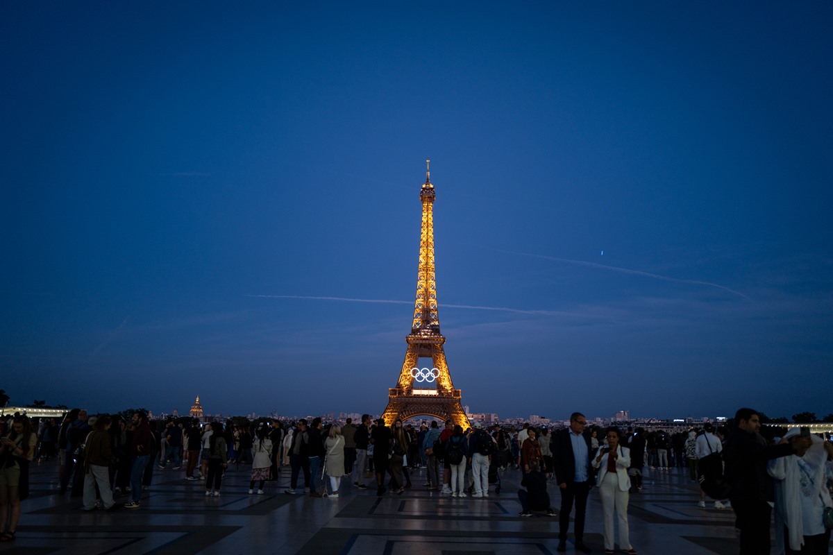 Foto colorida - Torre Eiffel com o símbolo das Olimpíadas