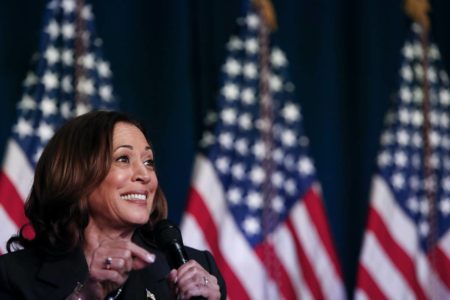 Imagem colorida mostra a vice-presidente dos EUA, Kamala Harris - Metrópoles