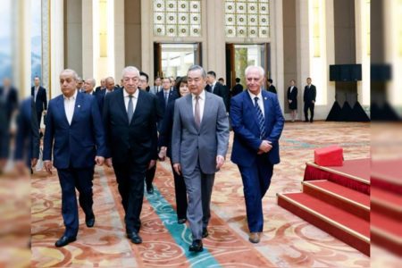 Imagem colorida mostra membros do Hamas e do Fatah durante reunião na China - Metrópoles