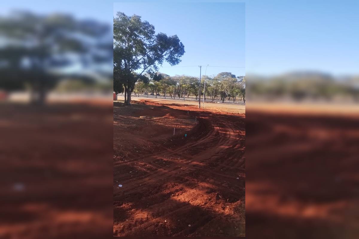 Foto colorida de trecho de estrada de terra