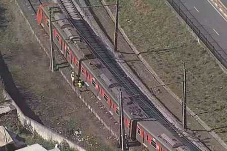 Imagem colorida mostra trem descarrilado na linha 8-Diamante, em São Paulo - Metrópoles