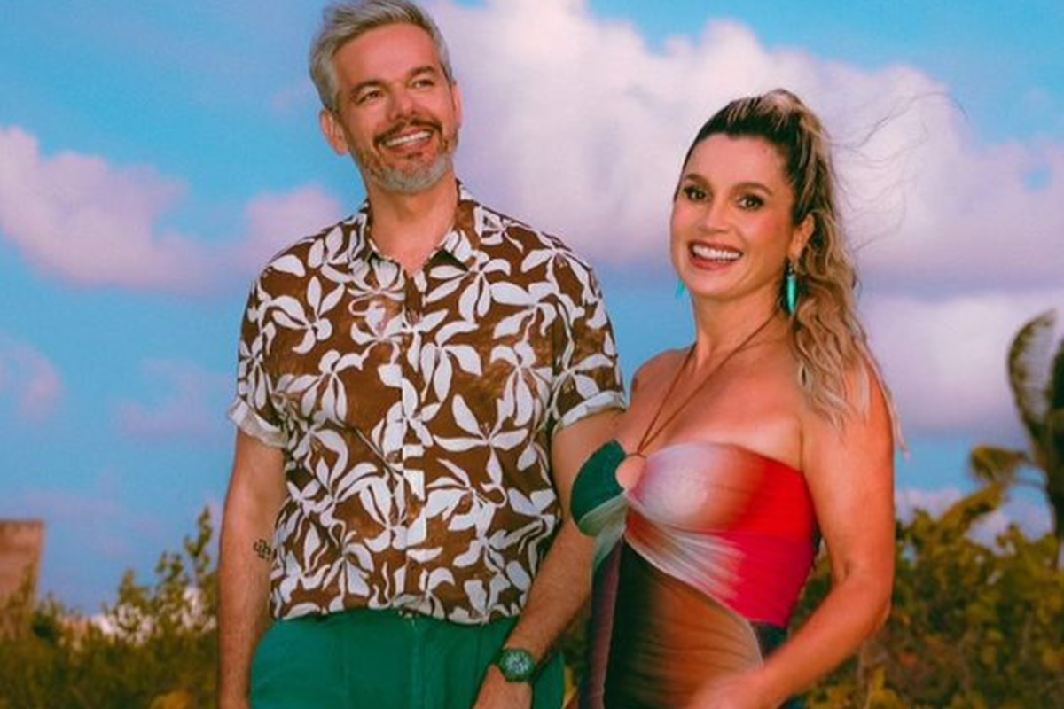 Flávia Alessandra e Otaviano Costa posam nos bastidores do reality que comandam - Metrópoles