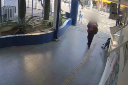 Imagem colorida de mulher com rosto borrado entrando em UPA. Metrópoles