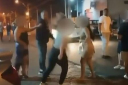 Imagem colorida mostra mulher, uma cozinheira, sendo agredida com um soco por um homem, o ex-companheiro, em Sertãozinho, no estado de São Paulo - Metrópoles
