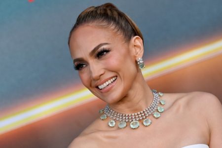 Imagem colorida de Jennifer Lopez sorrindo para a câmera