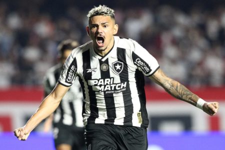 Imagem colorida de Tiquinho Soares em gol do Botafogo- Metrópoles