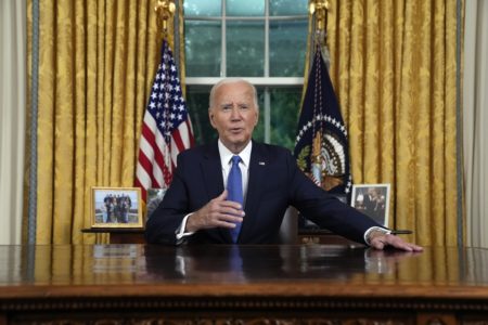 Imagem coloria mostra o presidente dos Estados Unidos EUA no salão oval da casa Branca | Metrópoles
