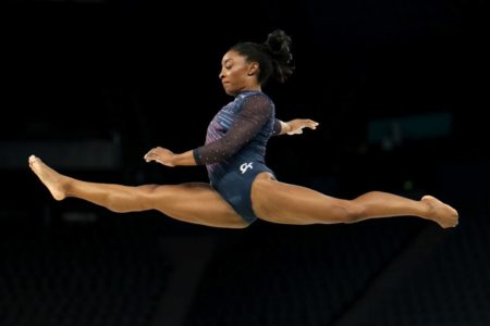 Imagem colorida de Simone Biles em treino de pódio nas Olimpíadas de Paris- Metrópoles