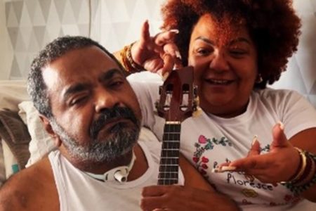 Foto colorida de Arlindo Cruz com Babi Cruz = Metrópoles