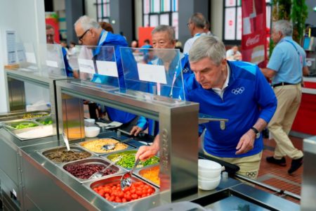 Imagem colorida do restaurante da Vila Olímpica em Paris- Metrópoles