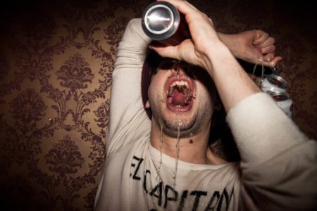 Imagem de um homem branco jovem consumindo bebidas alcóolicas - Metrópoles