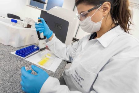 Pesquisadora em laboratório