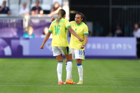 Imagem colorida de Gabi Nunes e Marta comemorando gol do Brasil nas olimpíadas- MEtrópoles
