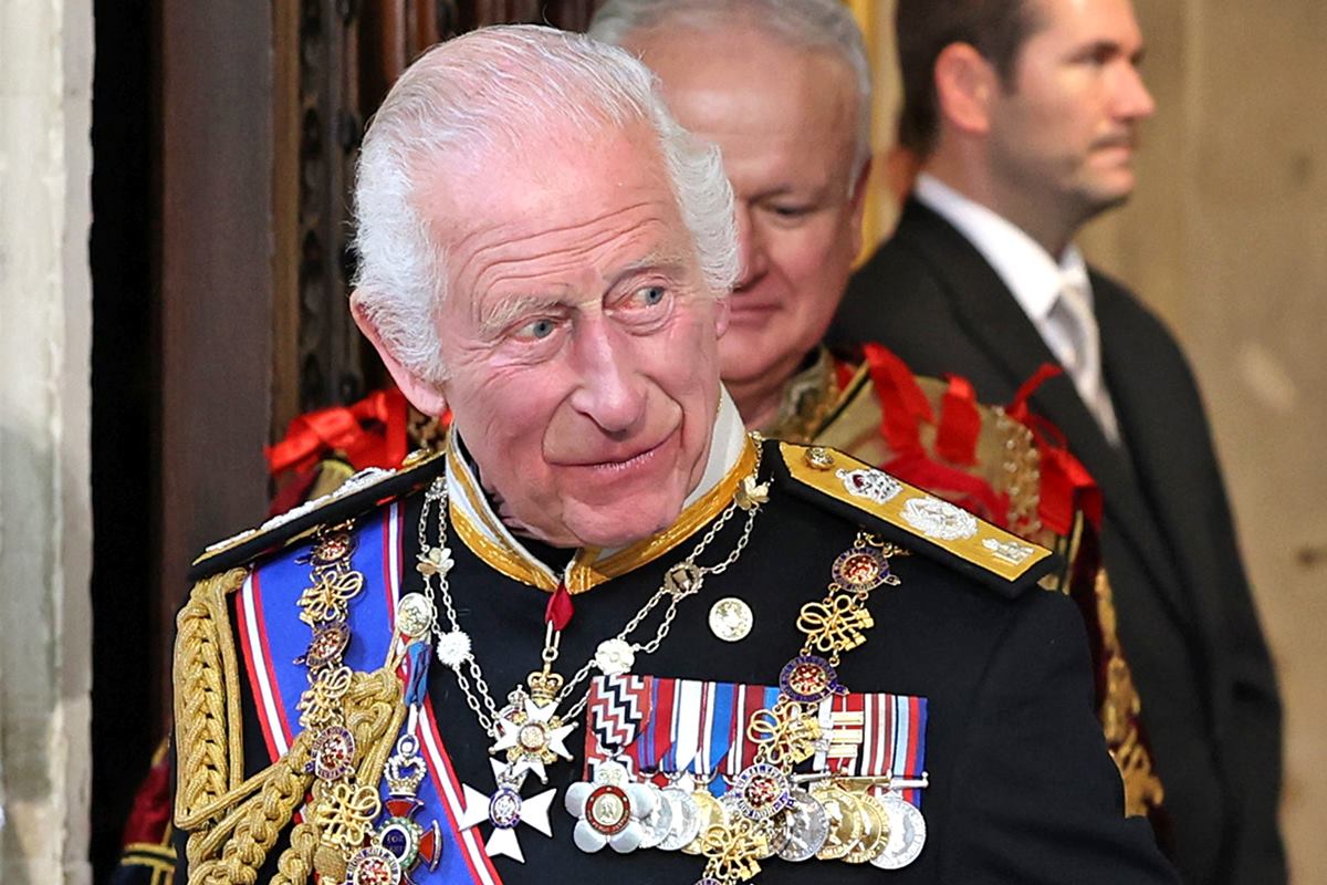 Foto colorida de homem com cabelo grisalho, roupa militar e medalhas militares - Metrópoles