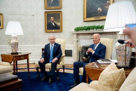 Imagem colorida mostra Joe Biden e Benjamin Netanyahu na Casa Branca - Metrópoles