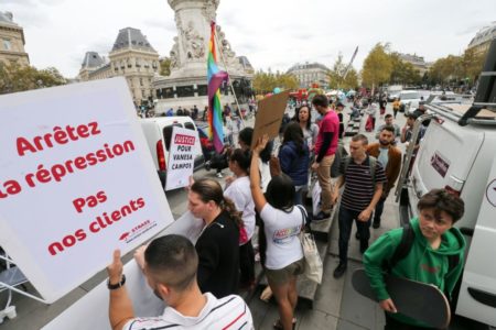 Manifestação de profissionais do sexo na Place de la République, em Paris, em 22 de setembro de 2018 - Metrópoles