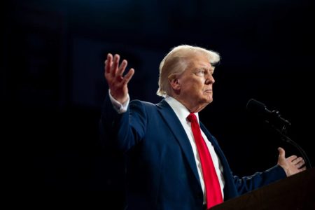 Imagem colorida mostra Donald Trump de braços abertos - Metrópoles