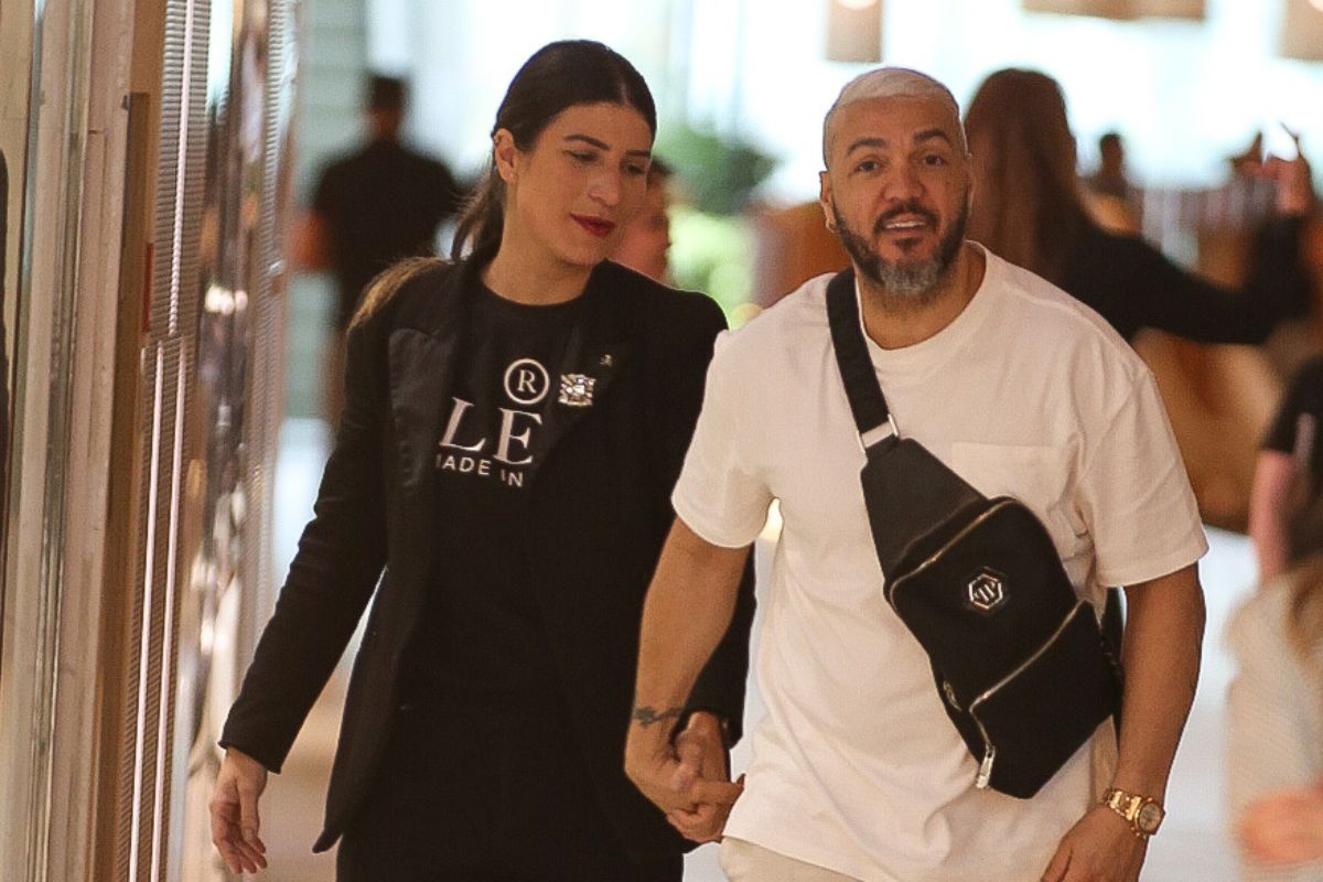 Foto colorida de Belo e morena no shopping - Metrópoles