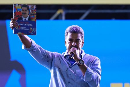 Imagem colorida mostra o presidente da Venezuela, Nicolás Maduro, durante comício em Caracas - Metrópoles