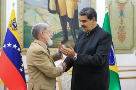 Imagem colorida de Celso Amorim e Nicolás Maduro presidente - Metrópoles