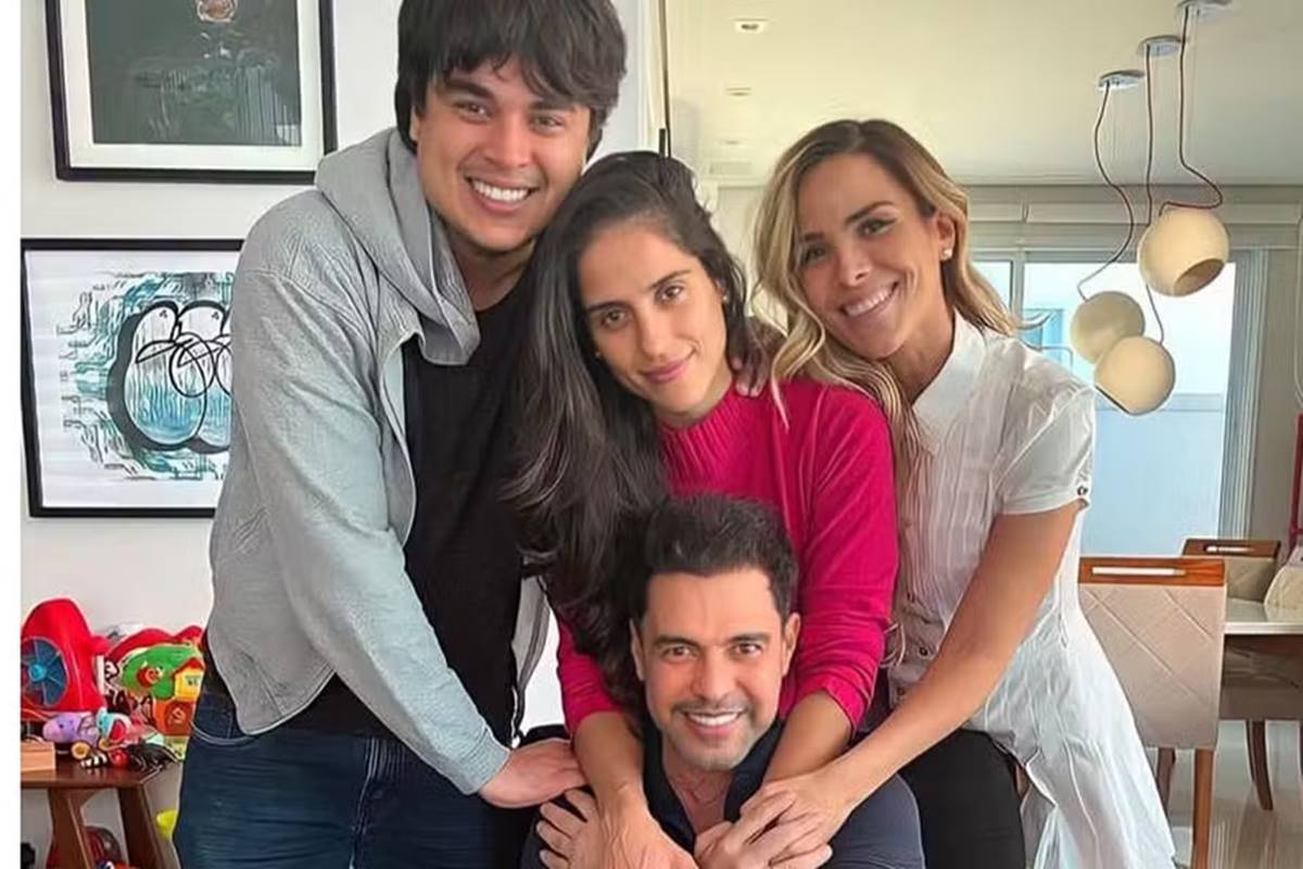 Na foto colorida, Zezé di Camargo aparece sentado, cercado pelos filhos - Metrópoles