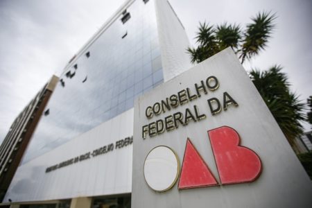 Fachada da sede do Conselho Federal da OAB em Brasília antes do incêndio