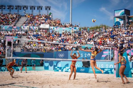 Imagem colorida da dupla brasileira do vôlei de praia- Metrópoles
