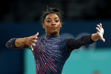 Imagem colorida de Biles nas Olimpíadas de Paris- Metrópoles
