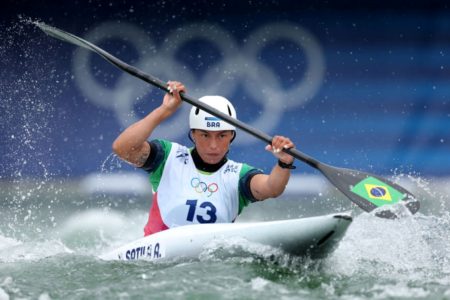 Imagem colorida de Ana Sátila, brasileira que garantiu vaga na final da canoagem- Metrópoles