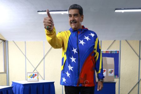 Homem com o polegar levantado