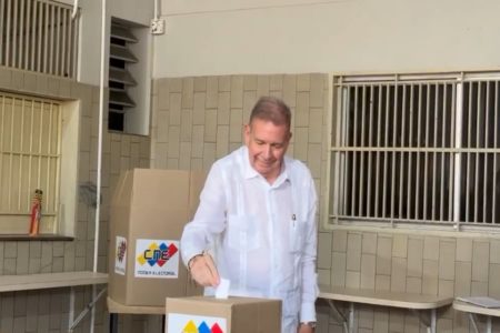 Edmundo González vota na Venezuela
