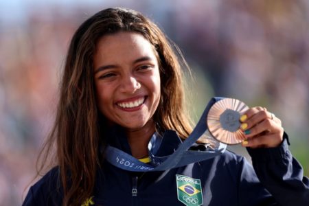 Rayssa com medalha de bronze
