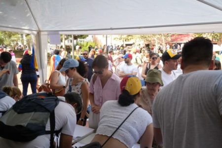 Foto colorida de eleitores venezuelanos fora do país - Metrópoles