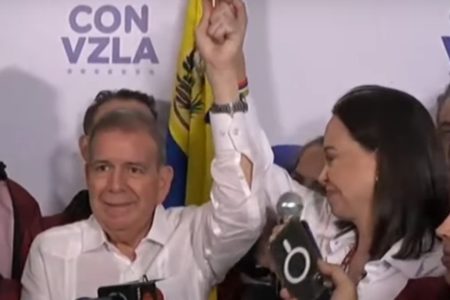 Foto colorida de González e Corina - Metrópoles